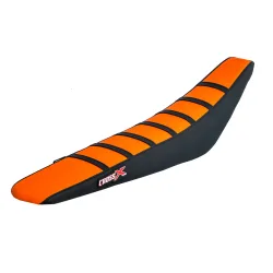 Housse de selle KTM SXF-SX 07-10, XC 08-11, EXC 08-11 TOP ORANGE- SIDE BLACK-STRIPES BLACK (M513-3OBB) Housse de selle KTM SXF-SX 07-10, XC 08-11, EXC 08-11 TOP ORANGE- SIDE BLACK-STRIPES BLACK (M513-3OBB)